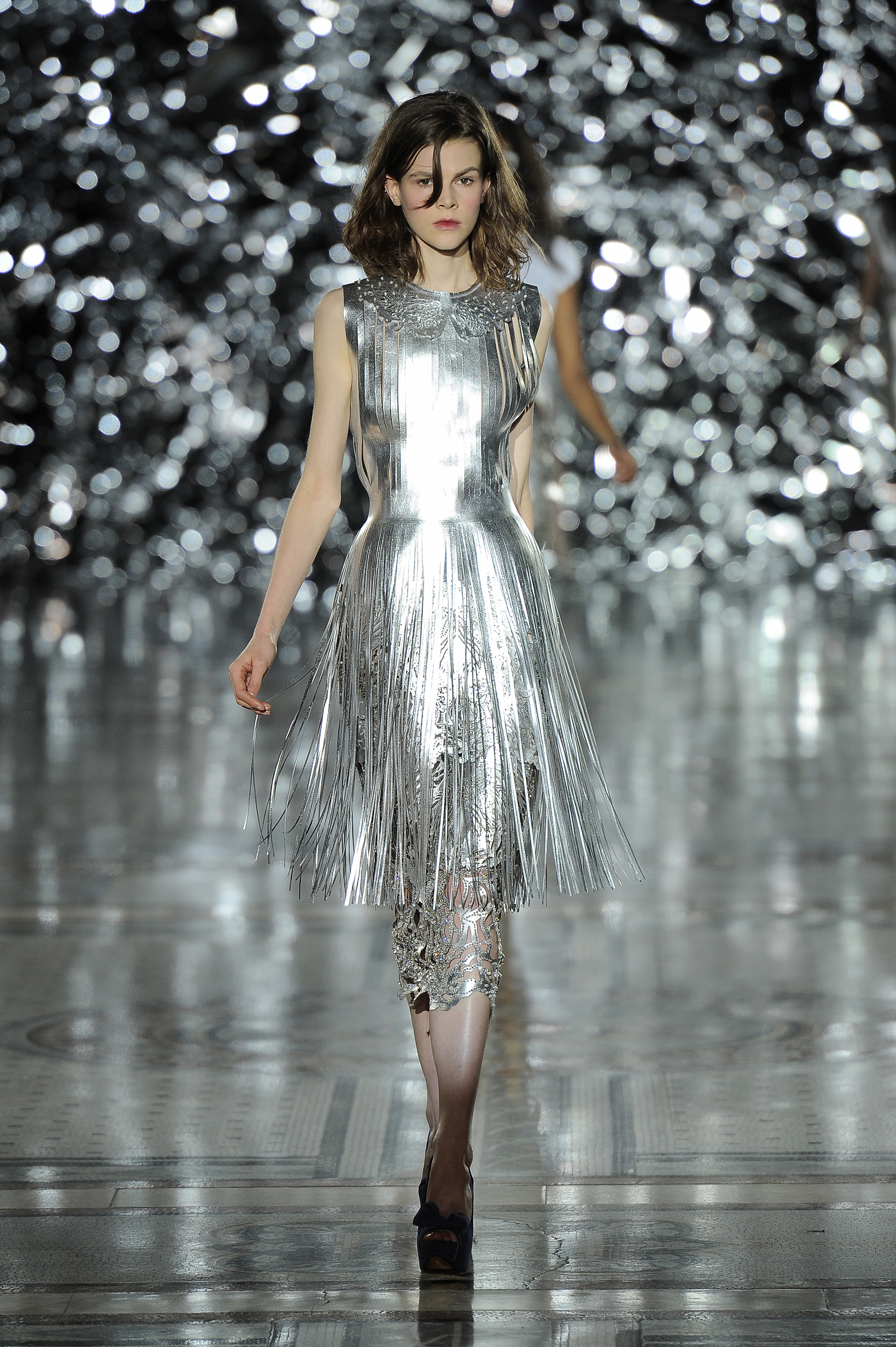 Vestido de couro metálico com franjas. Design: Giles Deacon, 2014. Couro, cristais Swarovski